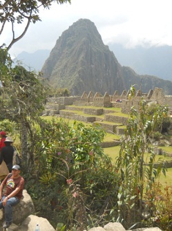 El jard�n bot�nico con el mirador Huaynapicchu al
            fondo