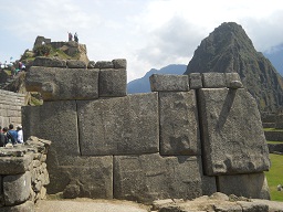 Templo de 3 ventanas, muro derecho con da�o de
                    terremotos 01, primer plano