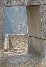 Templo de 3 ventanas: vista por una ventana