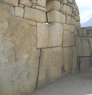 Templo de 3 ventanas: el muro
                            izquierdo, primer plano, foto panor�mica