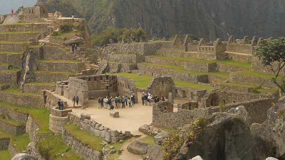 Machu Picchu: vista general al templo
                    principal, al lado hay el templo de las 3 ventanas,
                    y al fondo est� la escalera al reloj solar