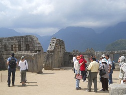 El templo principal y el templo de las 3
                    ventanas al fondo