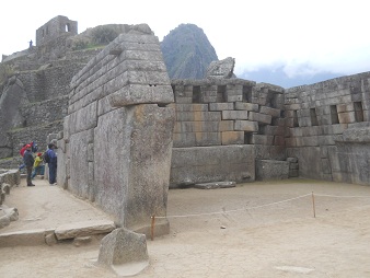 Muro izquierdo, vista exterior con patio
