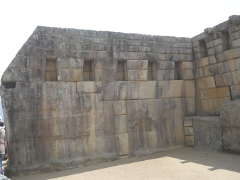 Muro izquierdo, vista interior con patio