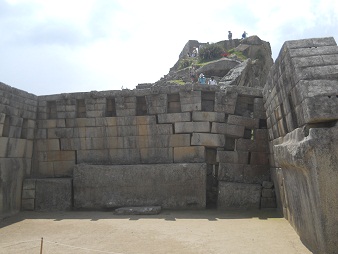 Templo principal, el patio con la pared central
                    01