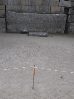Templo central, la piedra gigante central,
                    primer plano 02