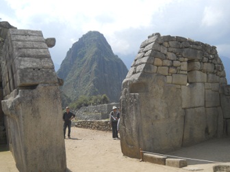 Machu Picchu: templo central con el muro
                    central y lateral derecho, el mirador Huaynapicchu y
                    el muro lateral izquierdo del templo de las 3
                    ventanas