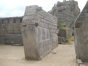 El muro derecho del templo principal, primer
                    plano