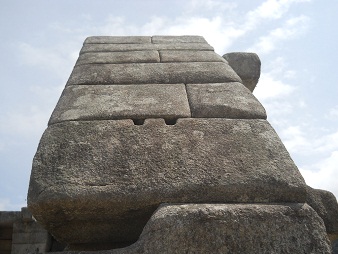 El muro derecho del templo principal con sus
                    huecos, primer plano