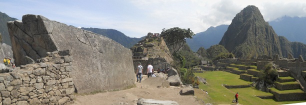 Machu Picchu: la roca gigante en la plaza
                    central, al fondo el mirador Huaynapicchu, foto
                    panor�mica