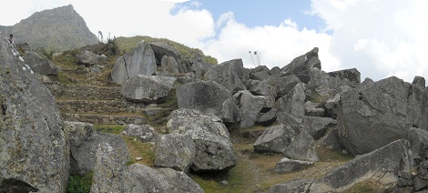 Machu Picchu: cantera con un caos de piedras,
                    foto panor�mica