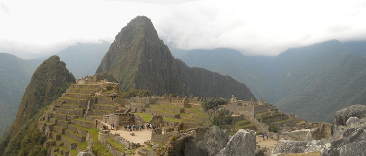 Machu Picchu: vista de la cantera al templo
                    principal, a la plaza central y a los miradores
                    Huchuypicchu (peque�o) y Huaynapicchu (grande)
