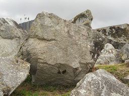 Cantera de Machu Picchu: piedra grande con
                    superficies casi planas