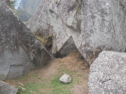 Cantera de Machu Picchu: piedra grande con
                    corte con �ngulo recto grande, primer plano