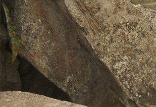 Cantera de Machu Picchu: piedra con corte con
                    �ngulo recto, primer plano