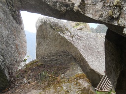 Cantera de Machu Picchu: piedras gigantes con
                    t�nel 02