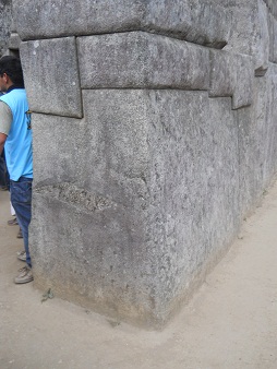 Cuarto
          de meditaci�n, la entrada con la piedra gigante derecha 01,
          esa piedra tiene 32 esquinas