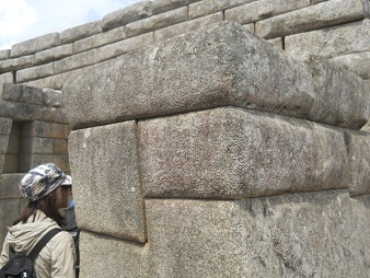 Cuarto de meditaci�n, la entrada con la piedra
                    gigante derecha 01 con 32 esquinas, primer plano