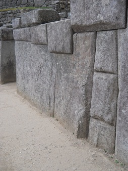 Cuarto de meditaci�n, la entrada con la piedra
                    gigante derecha 02 con 32 esquinas