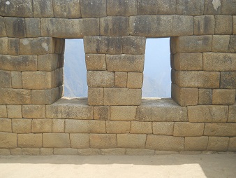 Machu Picchu, plazuela del
                    reloj solar, muro con ventanas 02