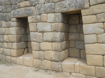 Machu Picchu, plazuela del reloj solar: muro
                    con ventanas de incas