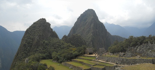 Machu Picchu: vista del pir�mide del reloj
                    solar a los miradores con la figura del c�ndor, foto
                    panor�mica