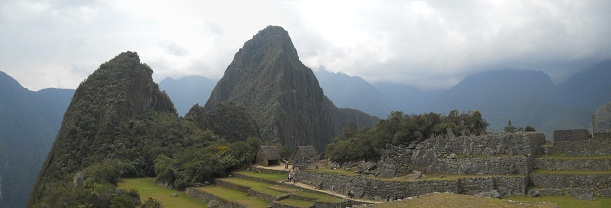 Machu Picchu: vista del pir�mide del reloj
                    solar a los miradores con la figura del c�ndor, foto
                    panor�mica 02