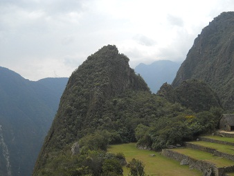 Machu Picchu: vista del pir�mide del reloj
                    solar a los miradores 01, Huchuypicchu