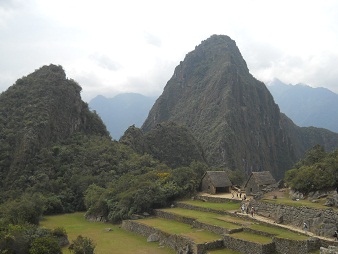 Machu Picchu: vista del pir�mide del reloj
                    solar a los miradores 02, Huchuypicchu y
                    Huaynapicchu