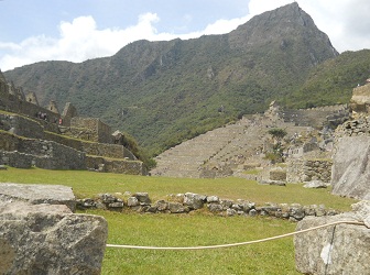 Machu Picchu: plaza central con la entrada y monta�as
            al fondo