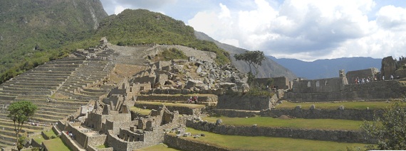 Machu Picchu: vista al sector agr�cola, a la
                    cantera y a los templos, foto panor�mica