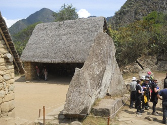 Machu Picchu, piedra sagrada, vista de atr�s
                    con casita
