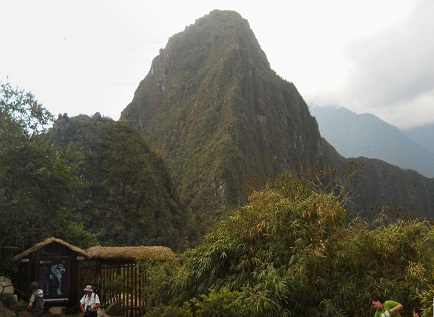 La entrada al camino al mirador Huaynapicchu,
                    foto panor�mica