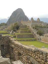 Machu Picchu, vista de la terraza grande al
                    lado de la plaza central a las casitas de obras y al
                    mirador grande Huaynapicchu 01