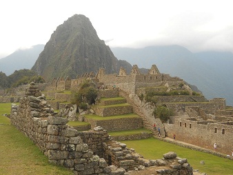 Machu Picchu, vista de la terraza grande al
                    lado de la plaza central al mirador Huaynapicchu