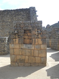 Machu Picchu, templo de morteros o espejos,
                    nichos primer plano 06