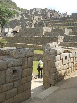 Machu Picchu, templo de morteros o espejos,
                    salida con huecos en el muro