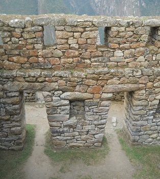 Machu Picchu: casa de la princesa, la
                            construcci�n de los dos pisos, foto
                            panor�mica
