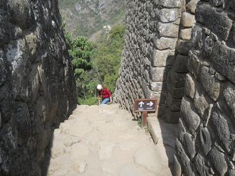 Machu Picchu: el camino de la casa de la
                    princesa al prisi�n en forma del �guila c�ndor,
                    placa indicador