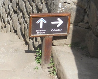 Machu Picchu: el camino de la casa de la
                    princesa al prisi�n en forma del �guila c�ndor,
                    placa indicador, primer plano