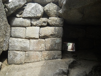 Machu Picchu: muro interior de la prisi�n en
                    forma del �guila c�ndor 02