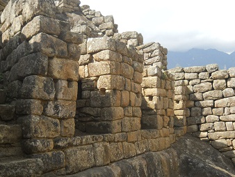 Casa de prisi�n con nichos con huecos angulares
                    02