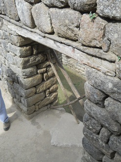 Puerta en la zona de la prisi�n en forma de un
                    �guila c�ndor - mal reparada con madera