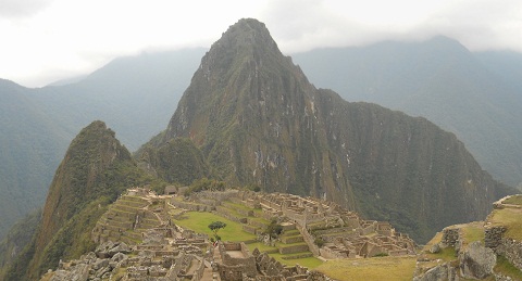 Vista a Machu Picchu con templos, pir�mide del
                    sol, plaza central y los miradores Huchuypicchu y
                    Huaynapicchu