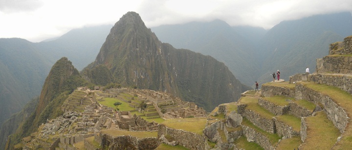 Vista a Machu Picchu con templos, pir�mide del
                    sol, plaza central y los miradores Huchuypicchu y
                    Huaynapicchu