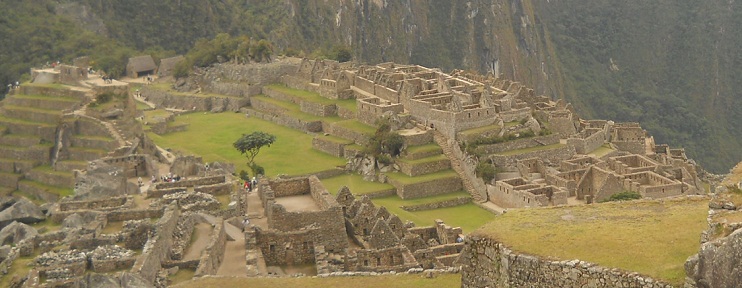 Machu Picchu: vista de las terrazas en la zona
                    de la casa de arriba a los templos, pir�mide del
                    sol, zona de la piedra sagrada, casitas de obras,
                    templo de espejos y plaza central, primer plano