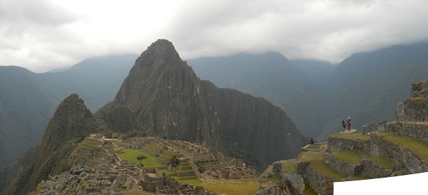 Machu Picchu, vista de la zona agr�cola alta a
                    los miradores Huchuypicchu y Huaynapicchu