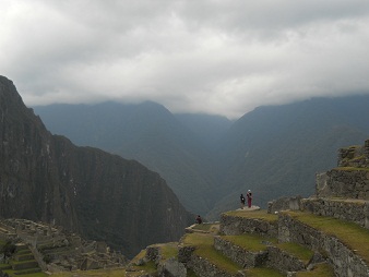 Machu Picchu, vista de la zona agr�cola alta al
                    mirador Huaynapicchu, parte de atr�s