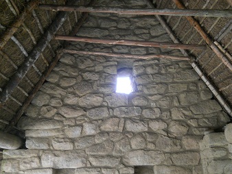 Machu Picchu, la casita de arriba, front�n
                    interior 02