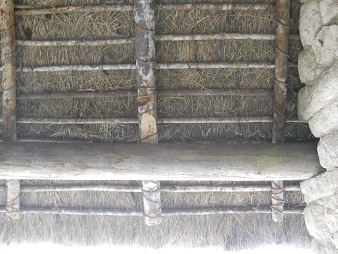 Machu Picchu, la casita de arriba, construcci�n
                    del techo 05